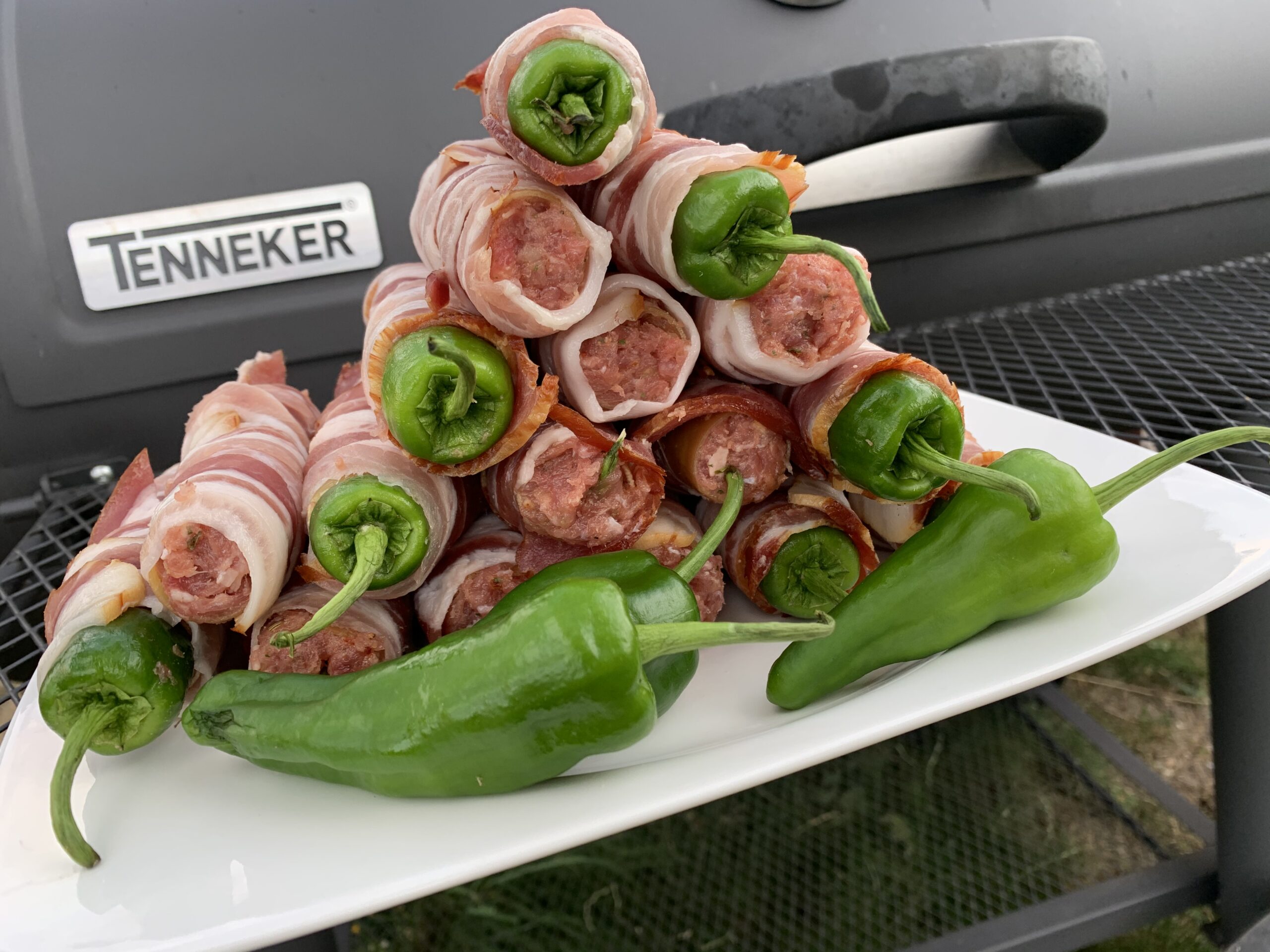 BBQ Dynamitstangen Deluxe: Ein Grillabenteuer mit Bacon, Hackfleisch und feuriger BBQ-Soße